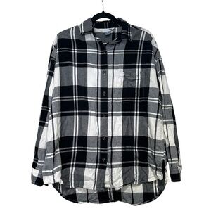 Old Navy Women’s M Black & White Plaid Flannel The Boyfriend Shirt